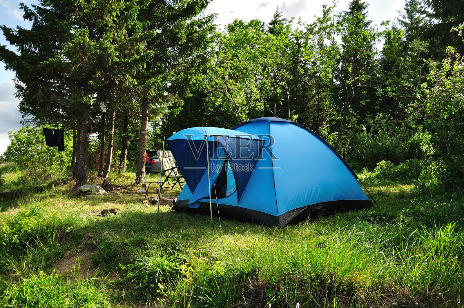 森林里的蓝色帐篷照片摄影图片