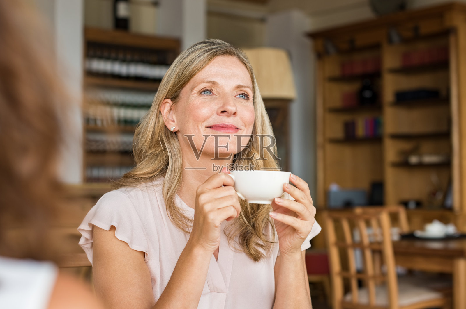 女人边喝咖啡边思考照片摄影图片