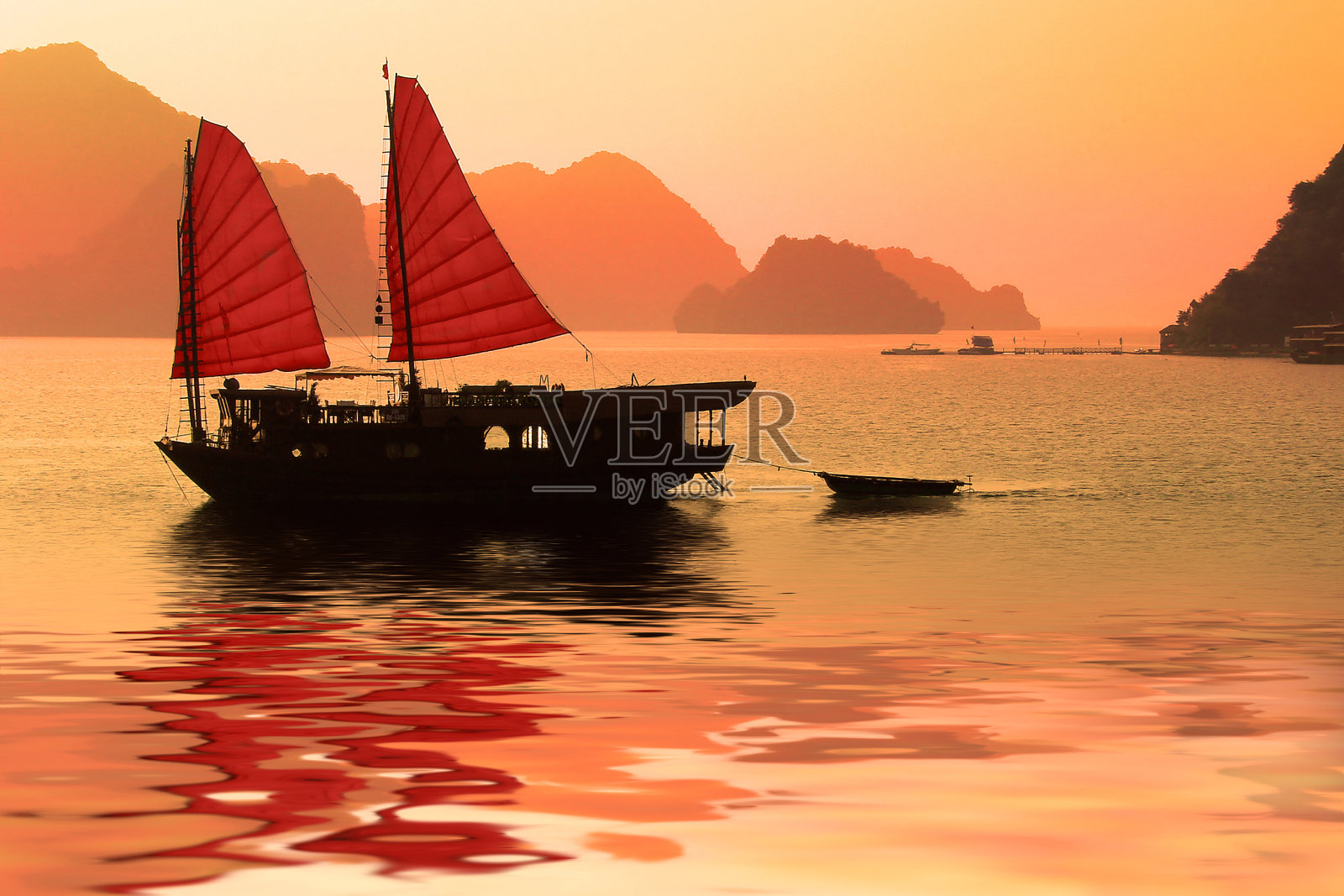 日落时分，越南下龙湾的舢舨照片摄影图片