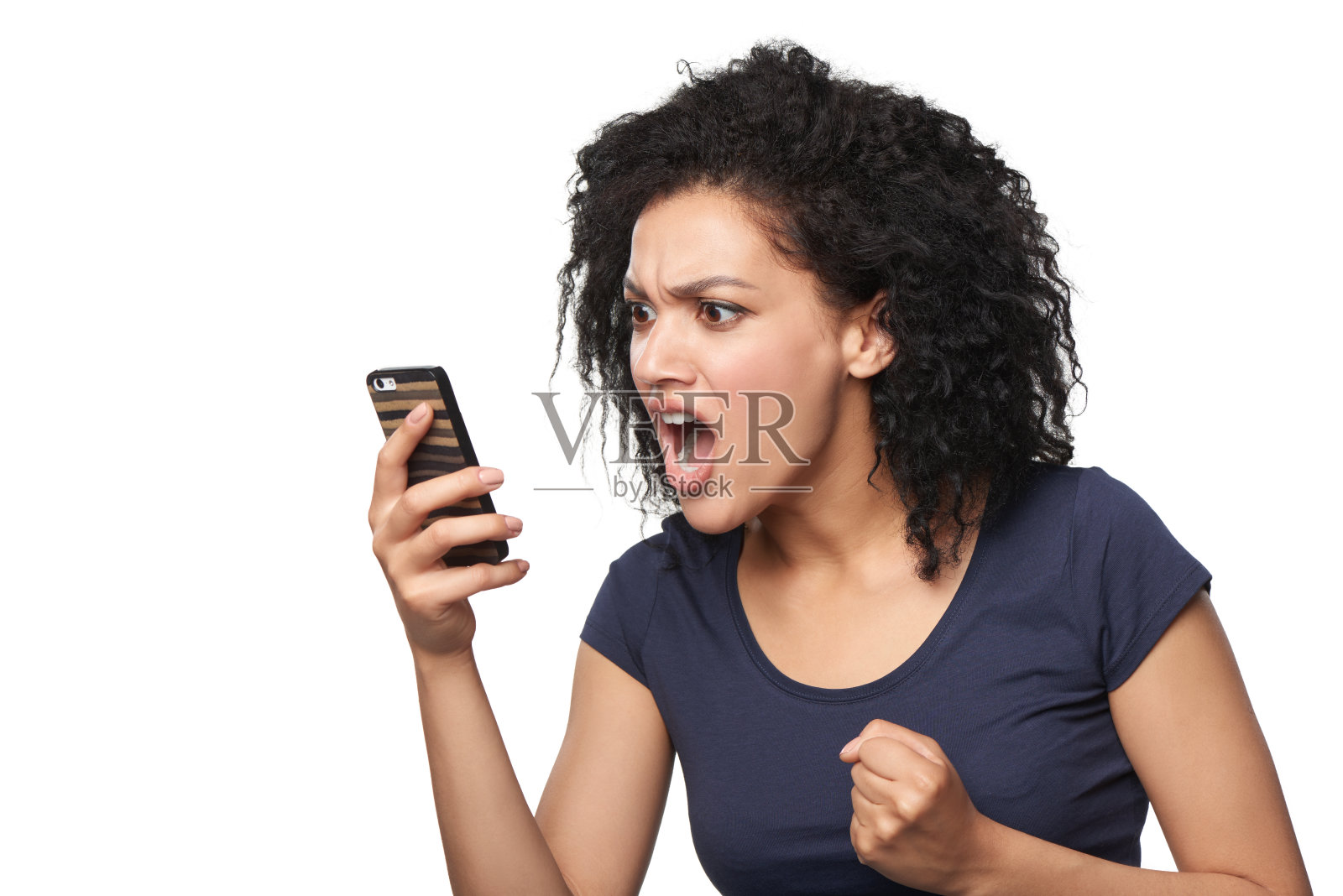 愤怒的女人在手机里大喊大叫照片摄影图片