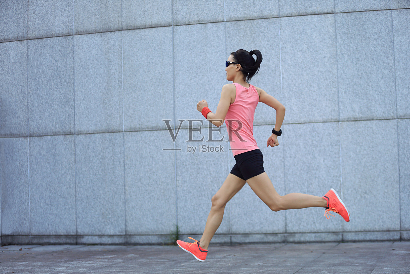 年轻的健身运动女人跑在城市照片摄影图片
