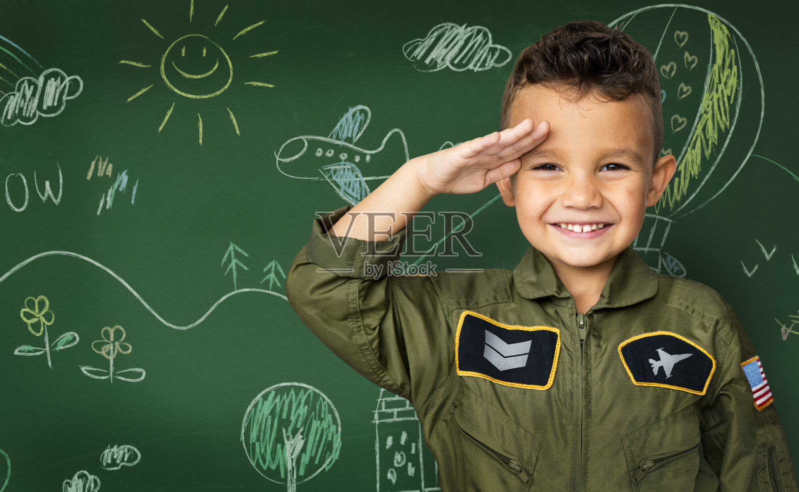 快乐的小男孩与飞行员梦想的工作微笑照片摄影图片