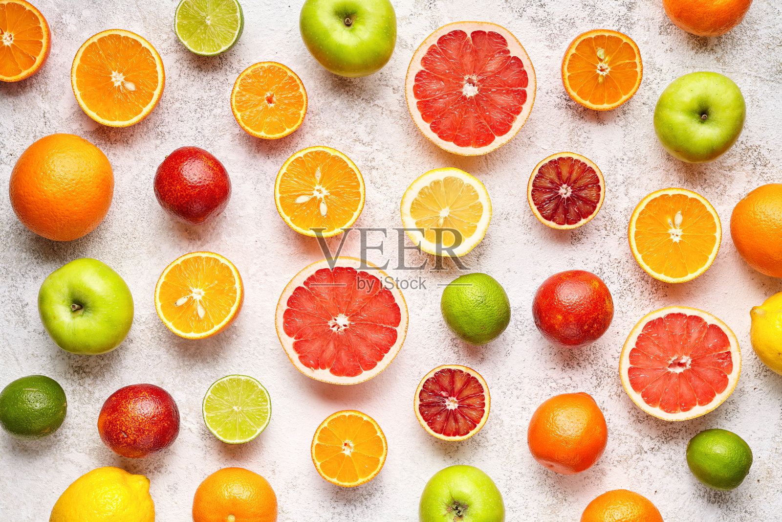 白色混凝土桌上的柑橘水果图案。食品的背景。健康饮食。抗氧化剂，排毒，节食，清洁饮食，素食，纯素，健身或健康的生活方式概念照片摄影图片