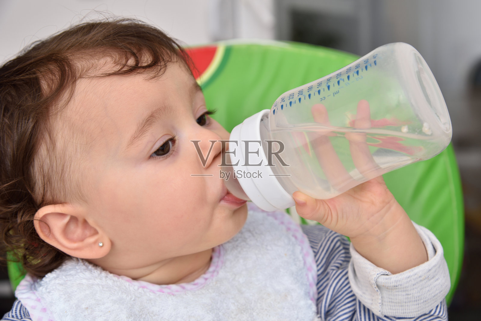 女婴喝水照片摄影图片