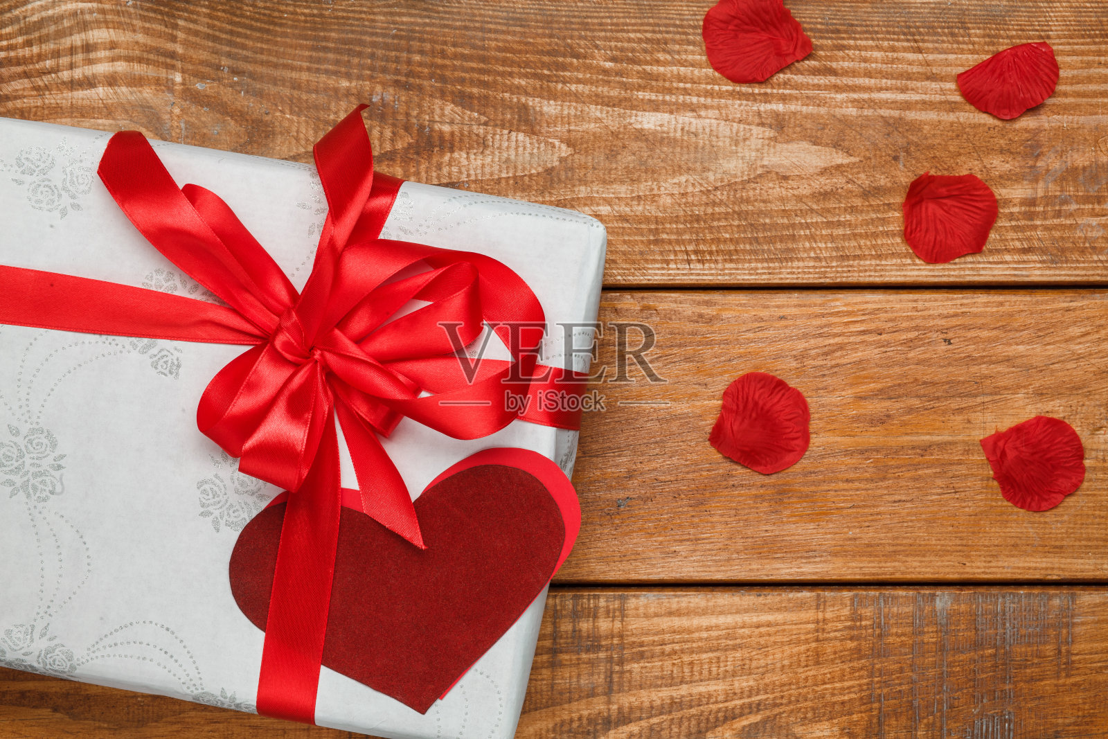 情人节礼物和心形木背景照片摄影图片