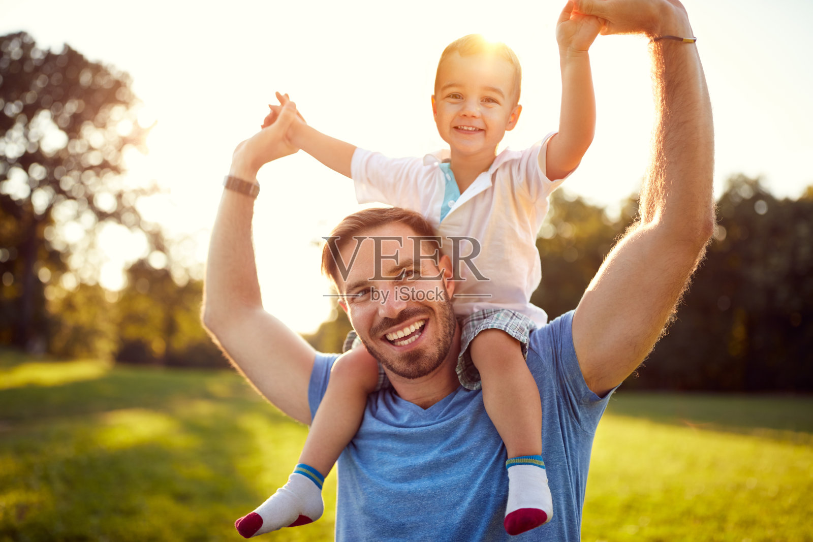 快乐的父亲和儿子在公园照片摄影图片