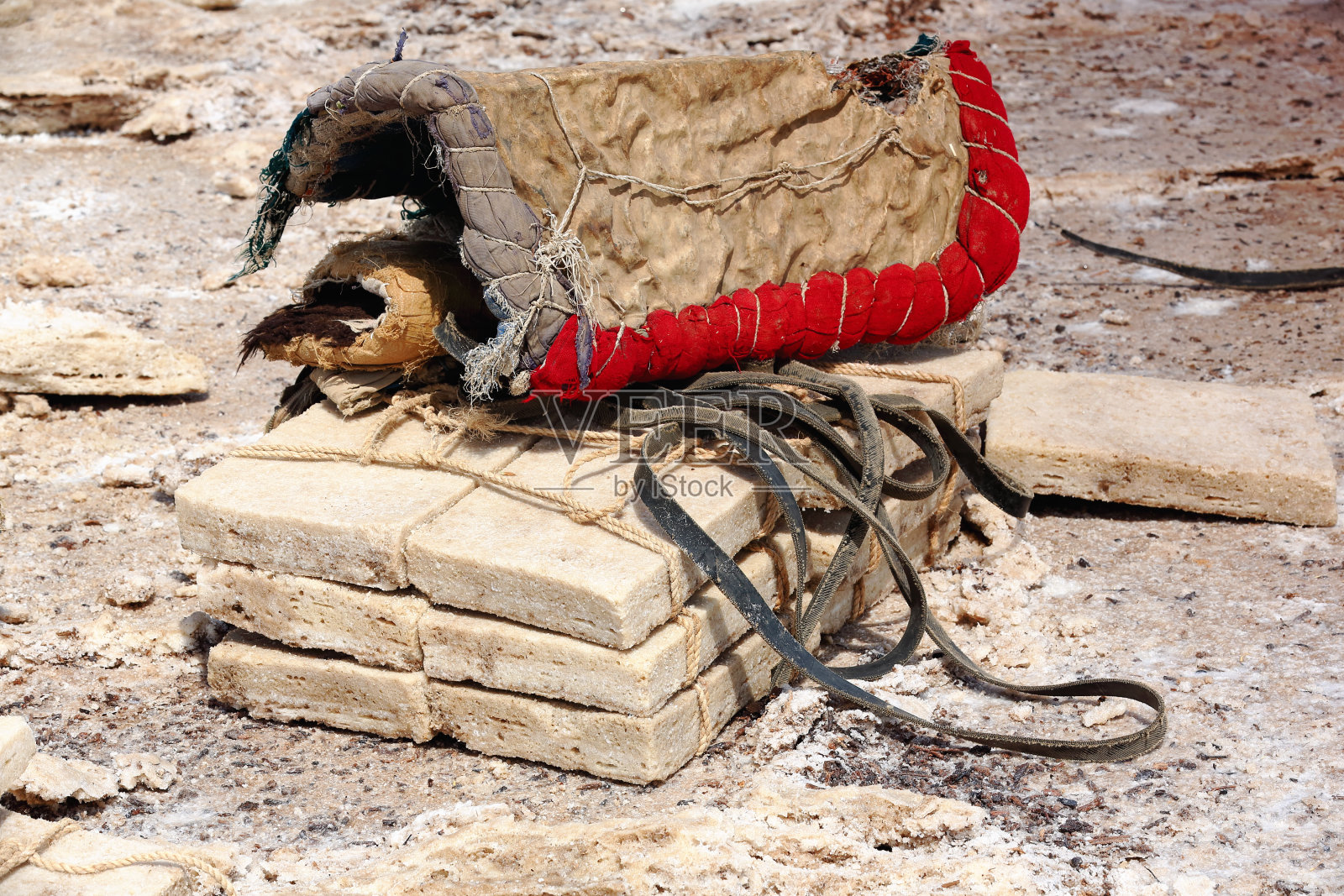 成堆的鼹鼠盐块等着被装载。Danakil-Ethiopia。0351照片摄影图片