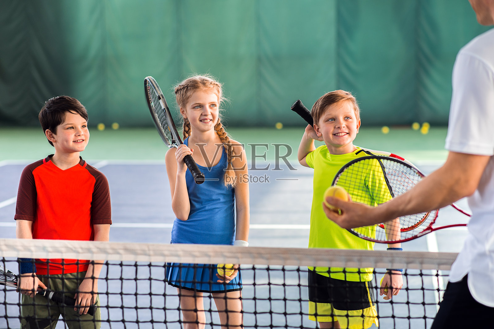 快乐的学生们学习打网球照片摄影图片