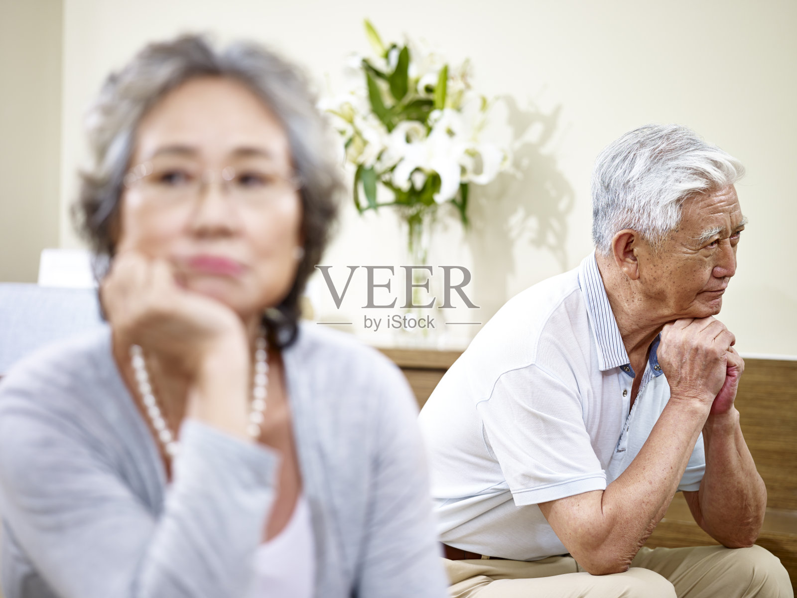 一对年长的亚洲夫妇互相生气照片摄影图片
