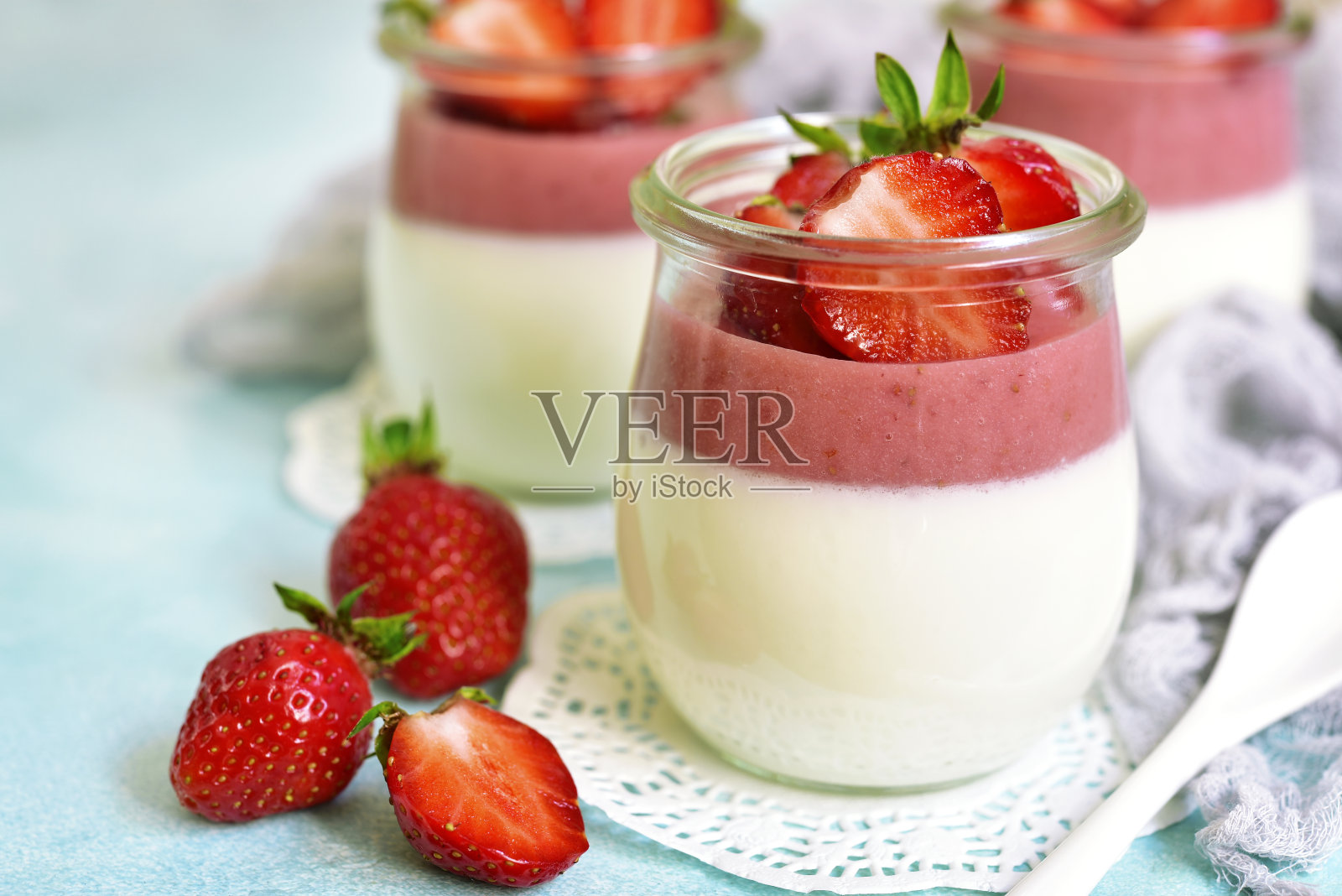 传统的意大利甜点香草草莓意式奶冻照片摄影图片