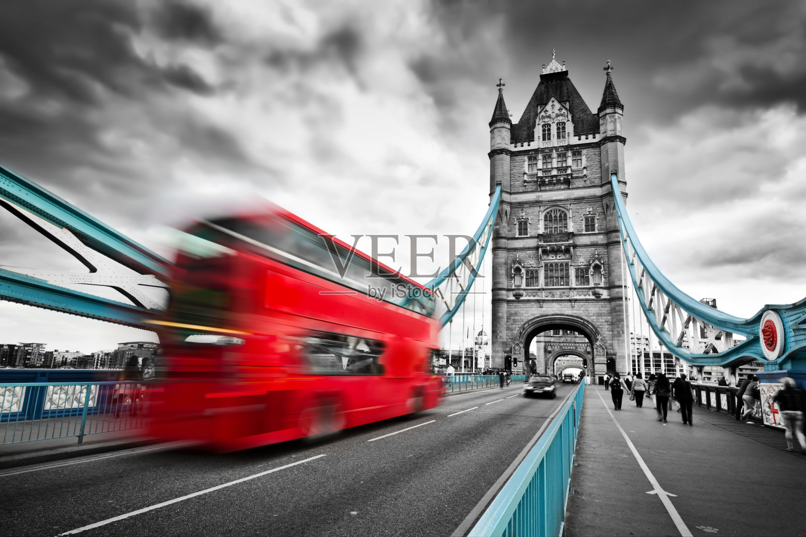 英国伦敦塔桥上行驶的红色巴士照片摄影图片