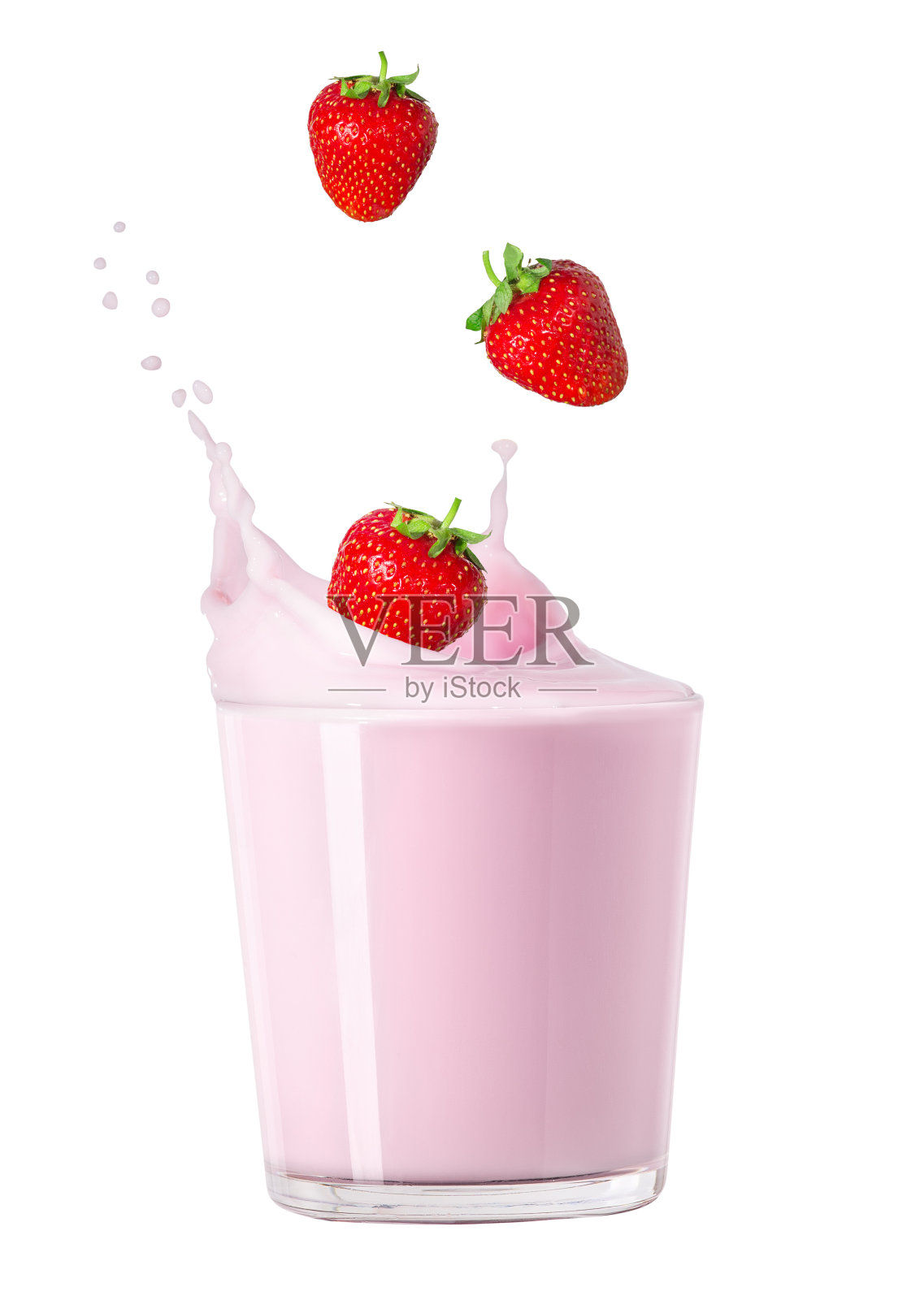玻璃杯里的牛奶和草莓照片摄影图片