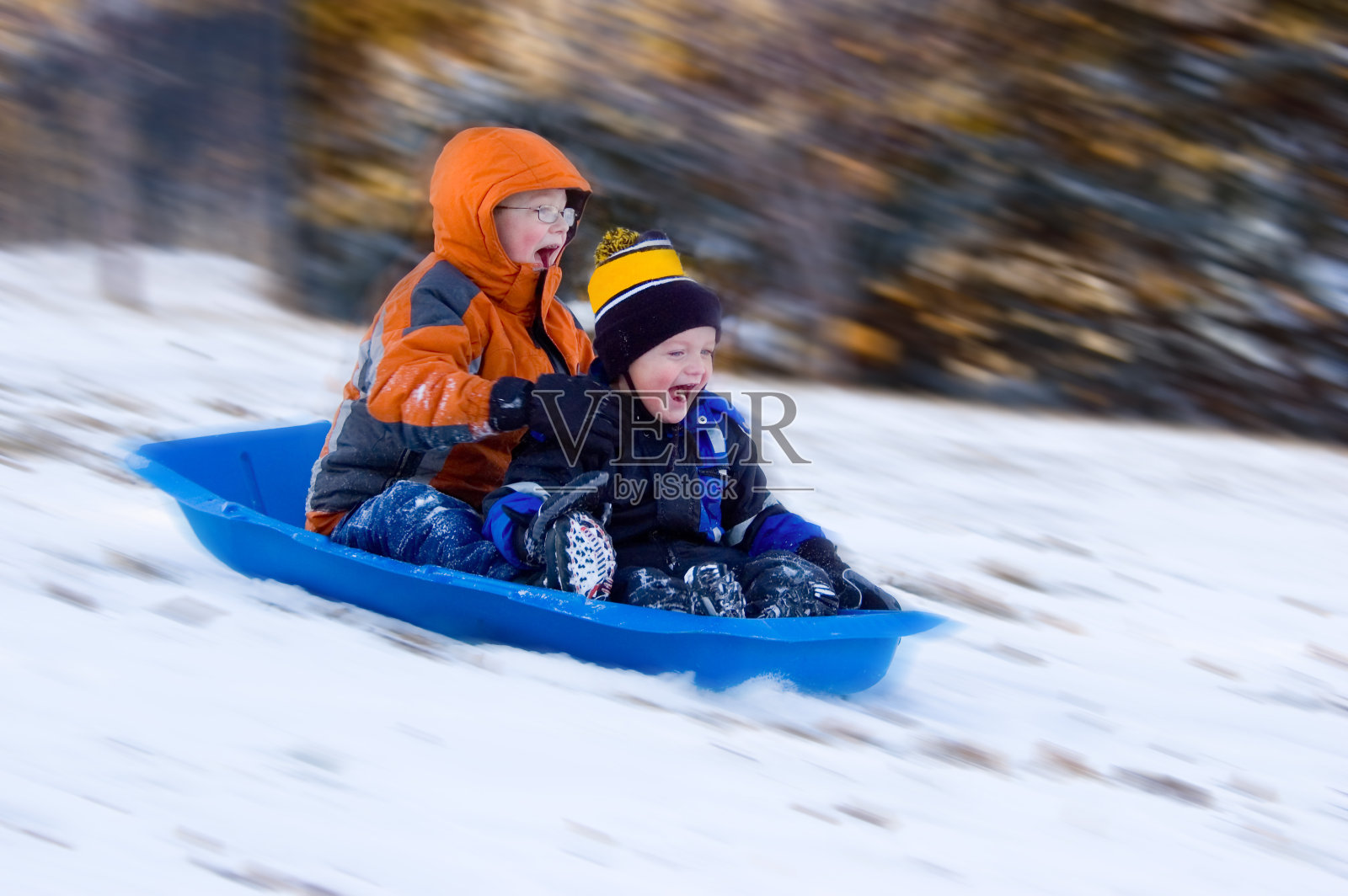 雪橇上兴奋的男孩照片摄影图片