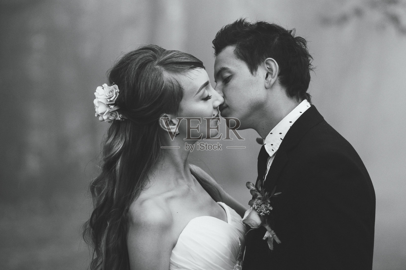 新婚夫妇温柔的亲吻特写。黑白色调肖像照片摄影图片