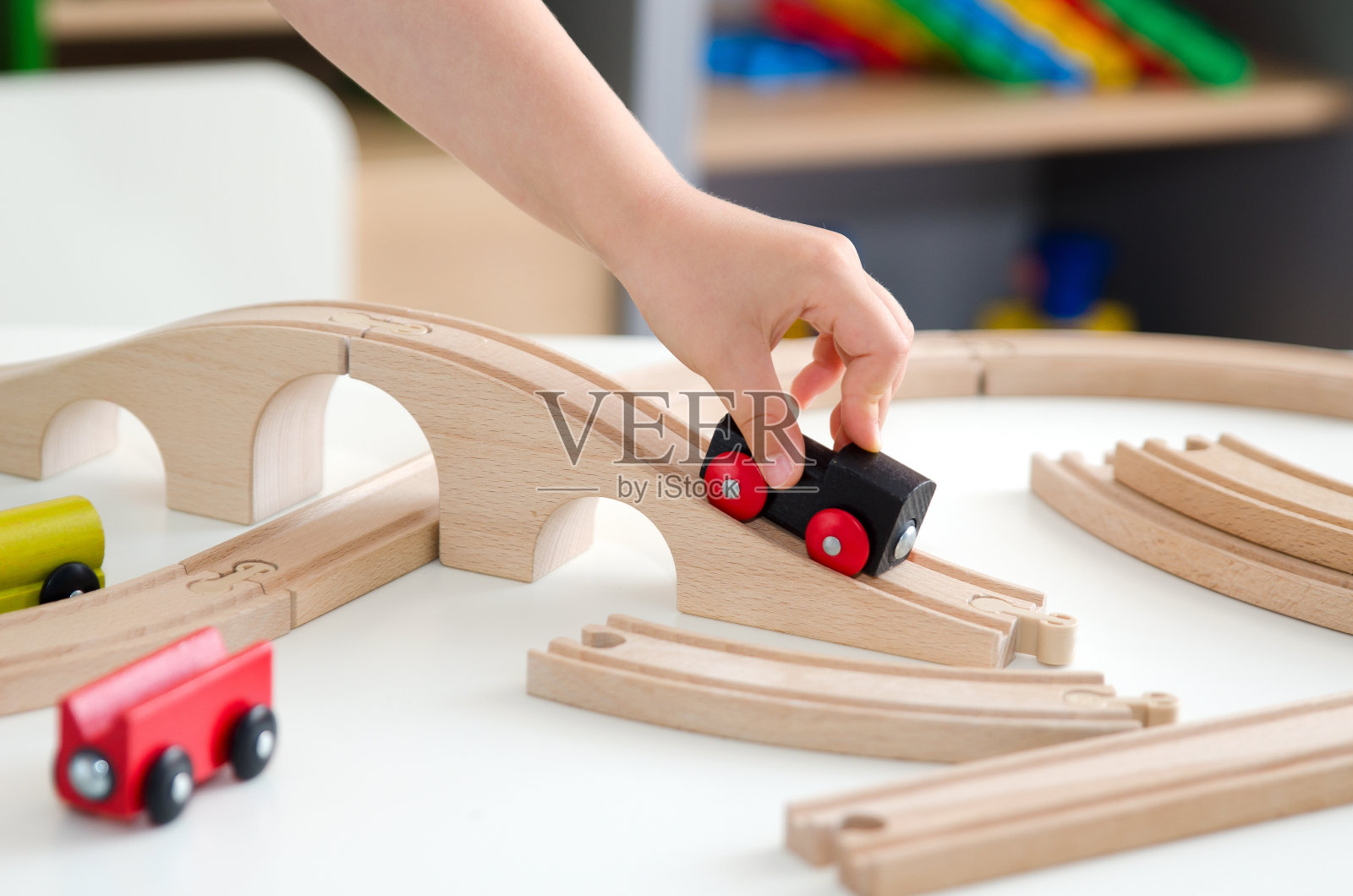 孩子玩木制玩具火车照片摄影图片