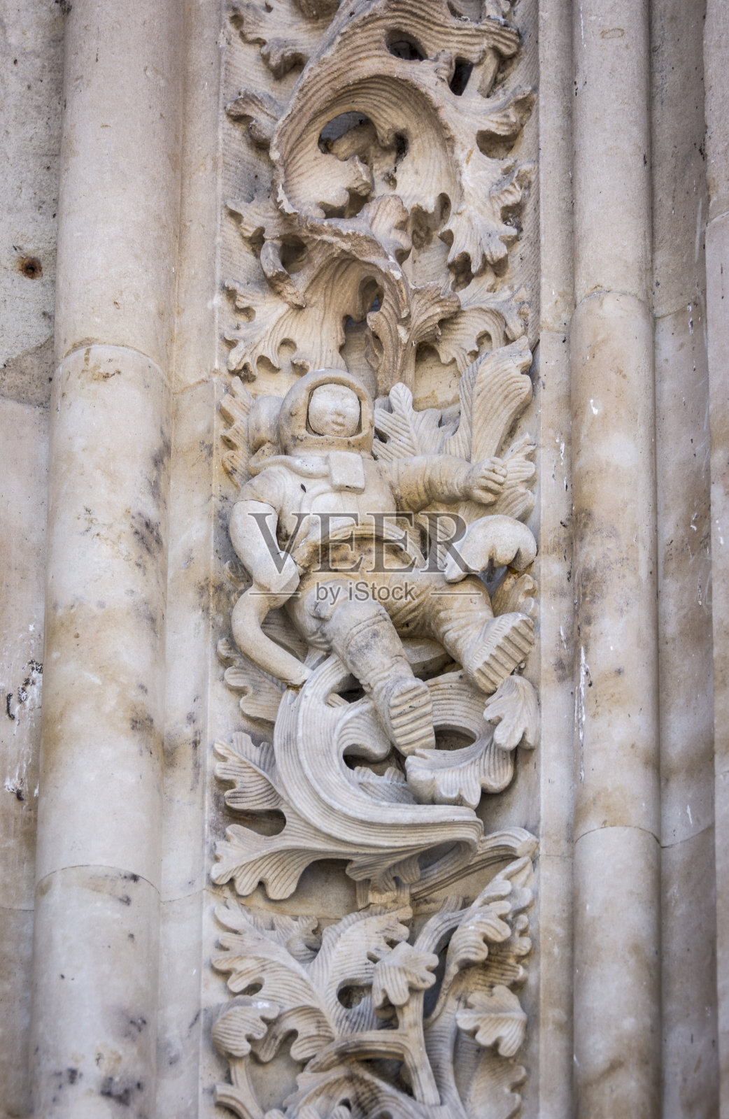 宇航员雕刻在西班牙萨拉曼卡大教堂的正面照片摄影图片
