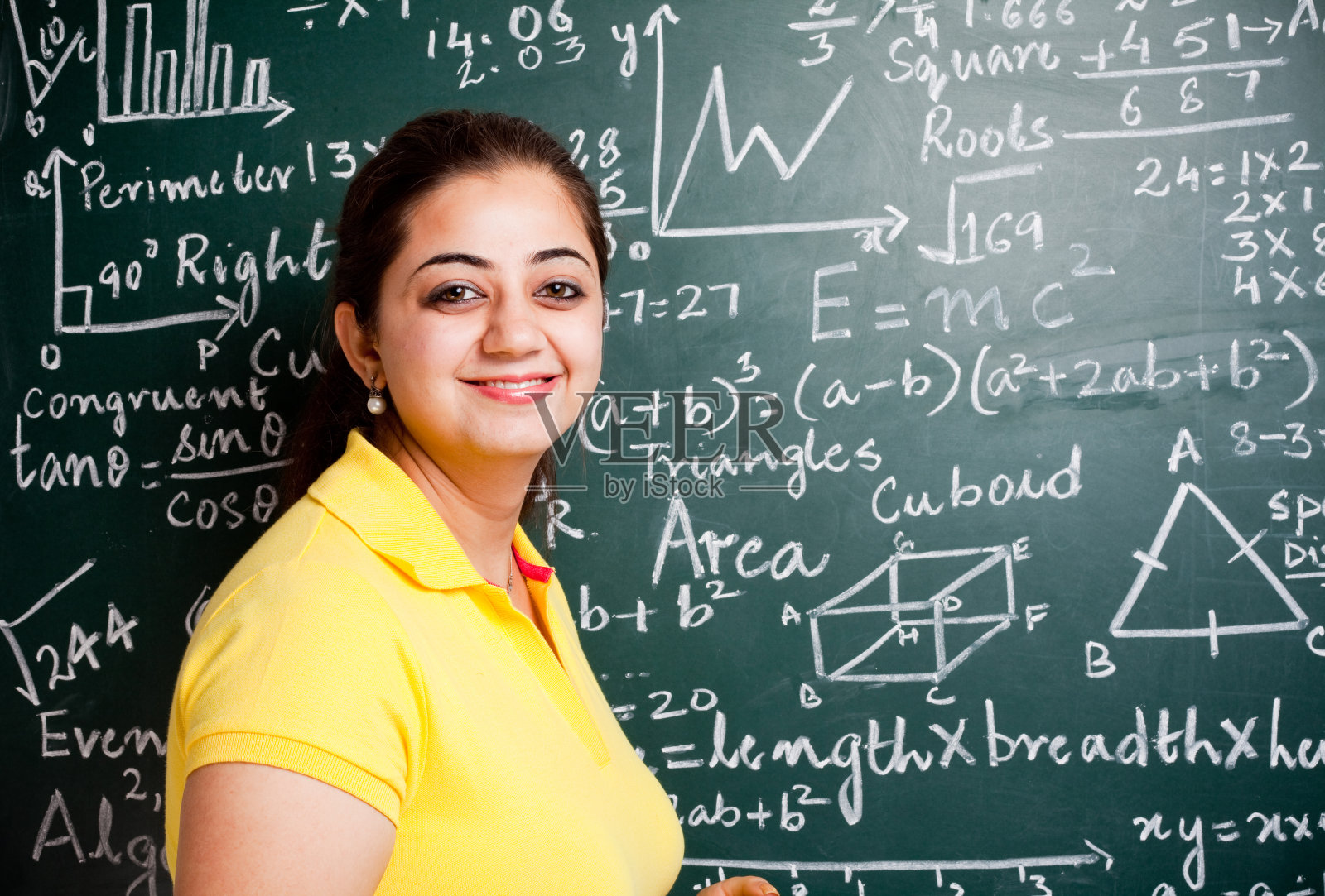 年轻貌美的印度数学老师和绿板在教室里照片摄影图片