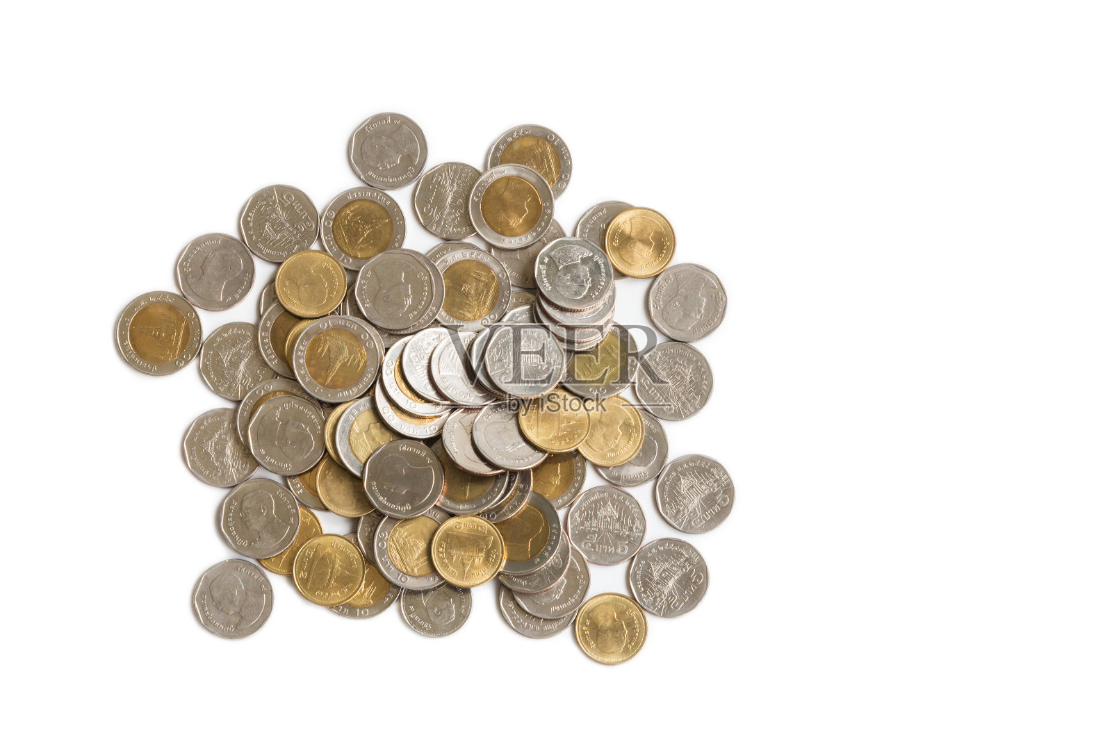 一种货币的多值币堆，白色背景，右侧空白文字装饰，省钱概念(俯视图)照片摄影图片
