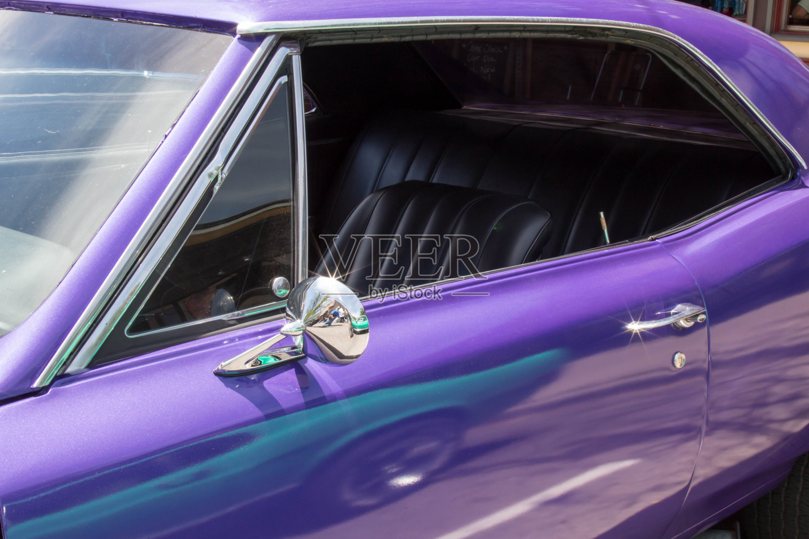 从一辆紫色肌肉车的驾驶座窗户往里看照片摄影图片