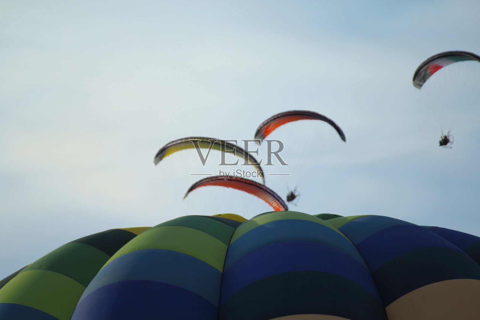 热气球和滑翔伞照片摄影图片