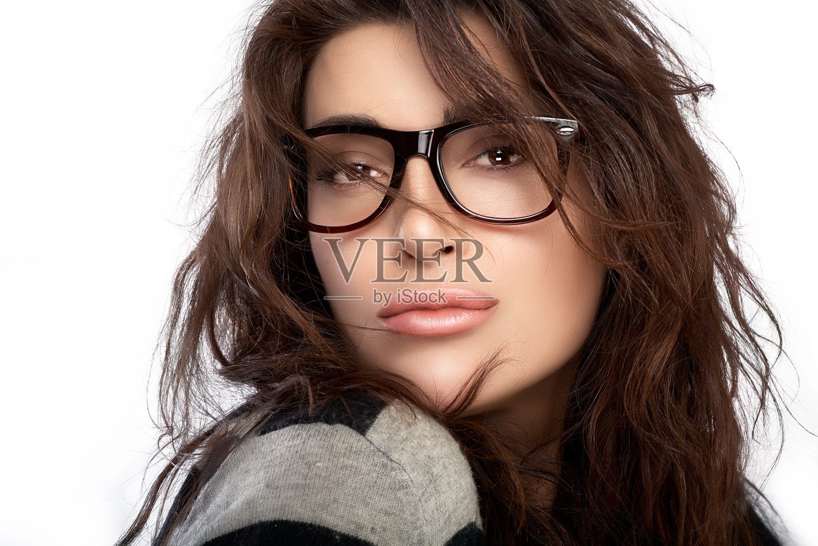 漂亮的年轻女人戴着时髦的眼镜照片摄影图片