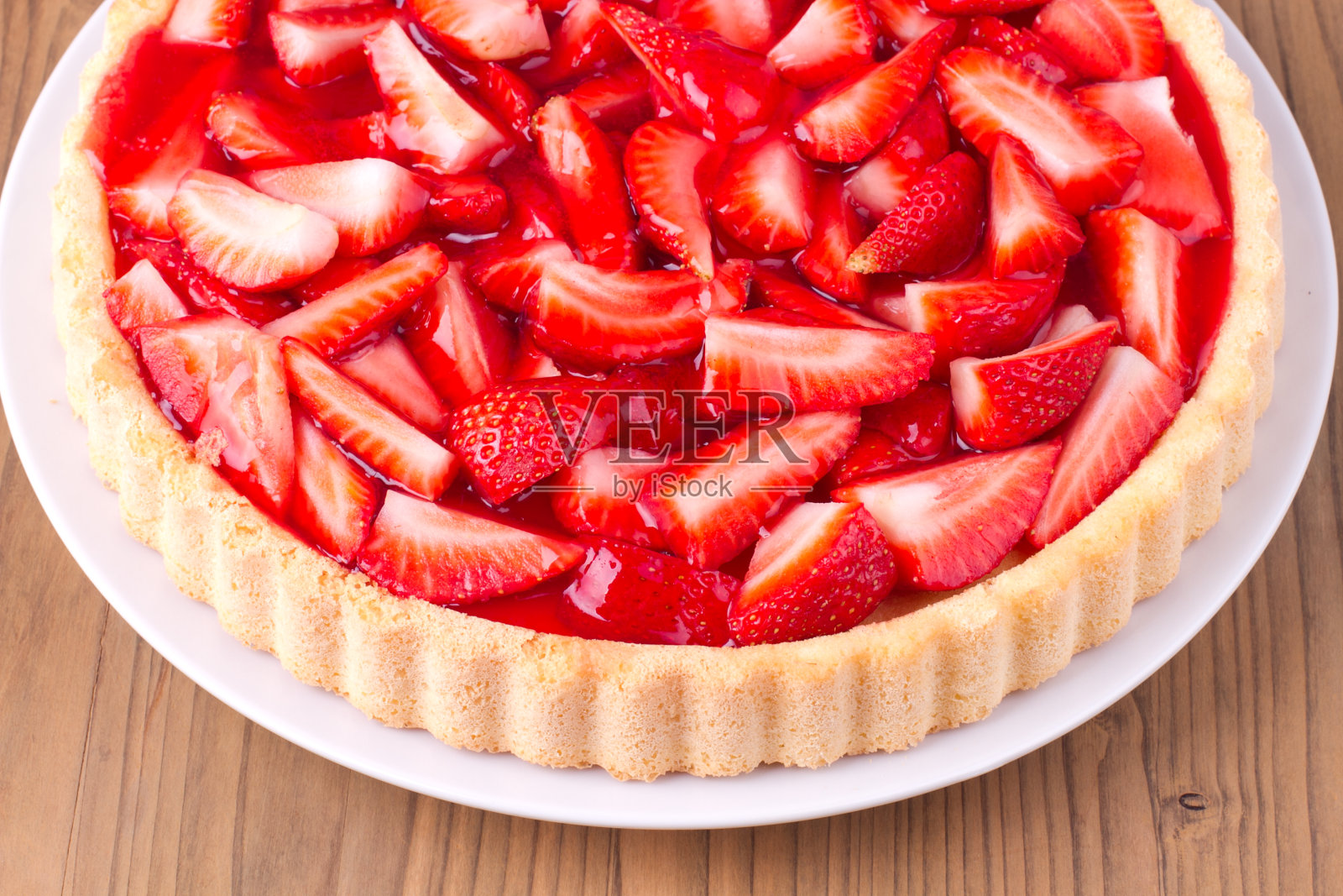 盘子里的草莓蛋糕照片摄影图片