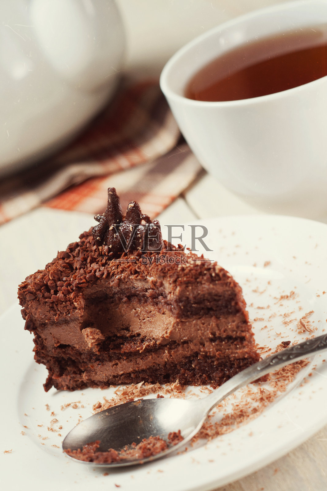 巧克力蛋糕和一杯茶照片摄影图片