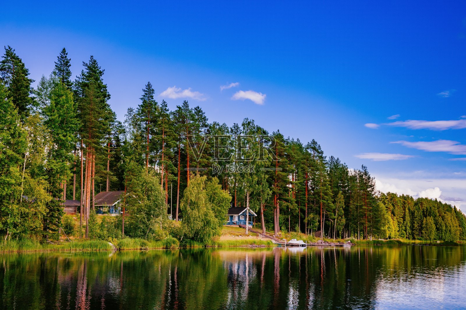 芬兰夏天湖边的小木屋照片摄影图片