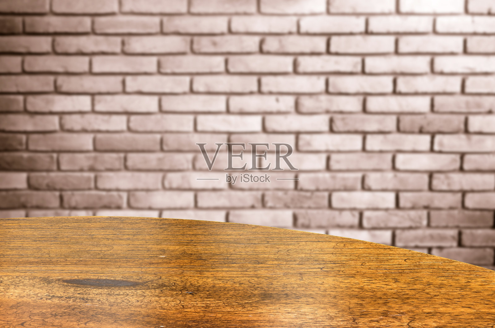 空白的木头圆桌和红色砖墙的背景照片摄影图片