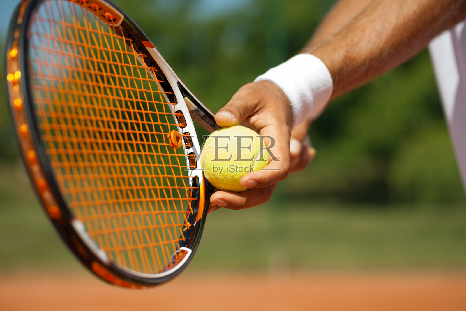 在网球比赛中准备发球的手的特写照片摄影图片