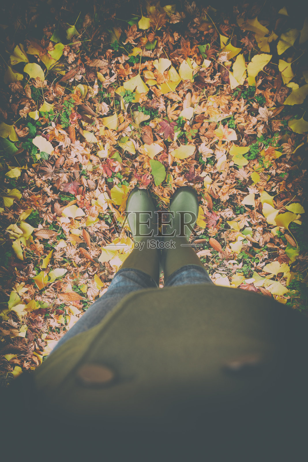 落叶和靴子照片摄影图片