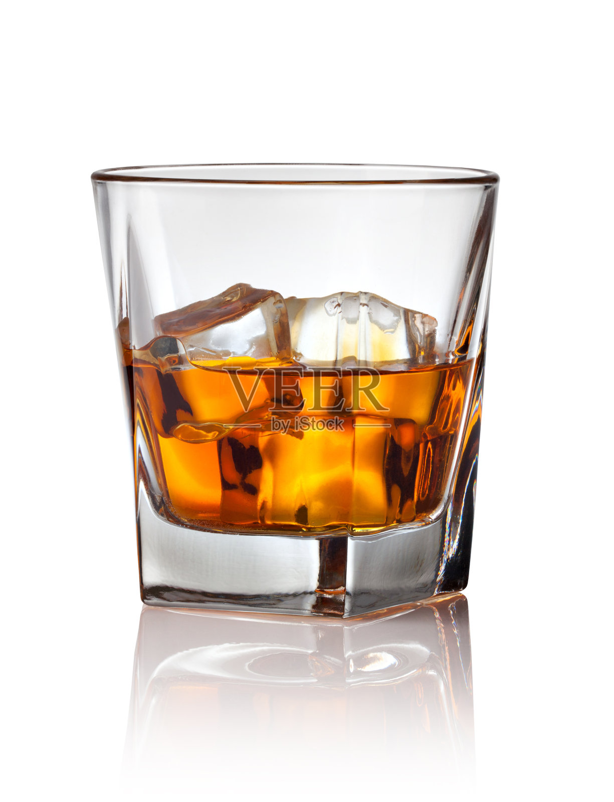 一杯加冰的苏格兰威士忌照片摄影图片
