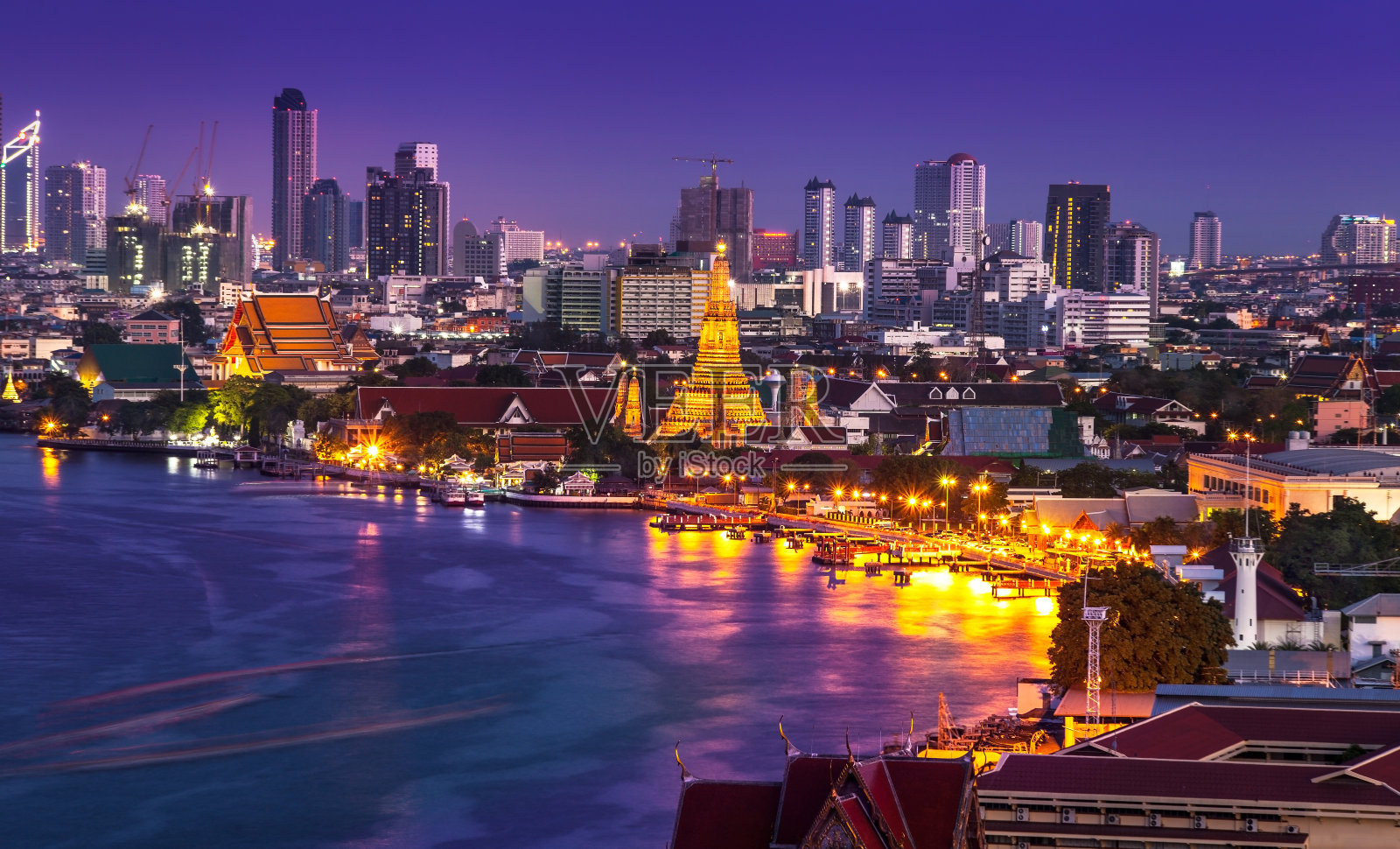 城市天际线，湄南河，Wat Arun，曼谷，泰国。照片摄影图片