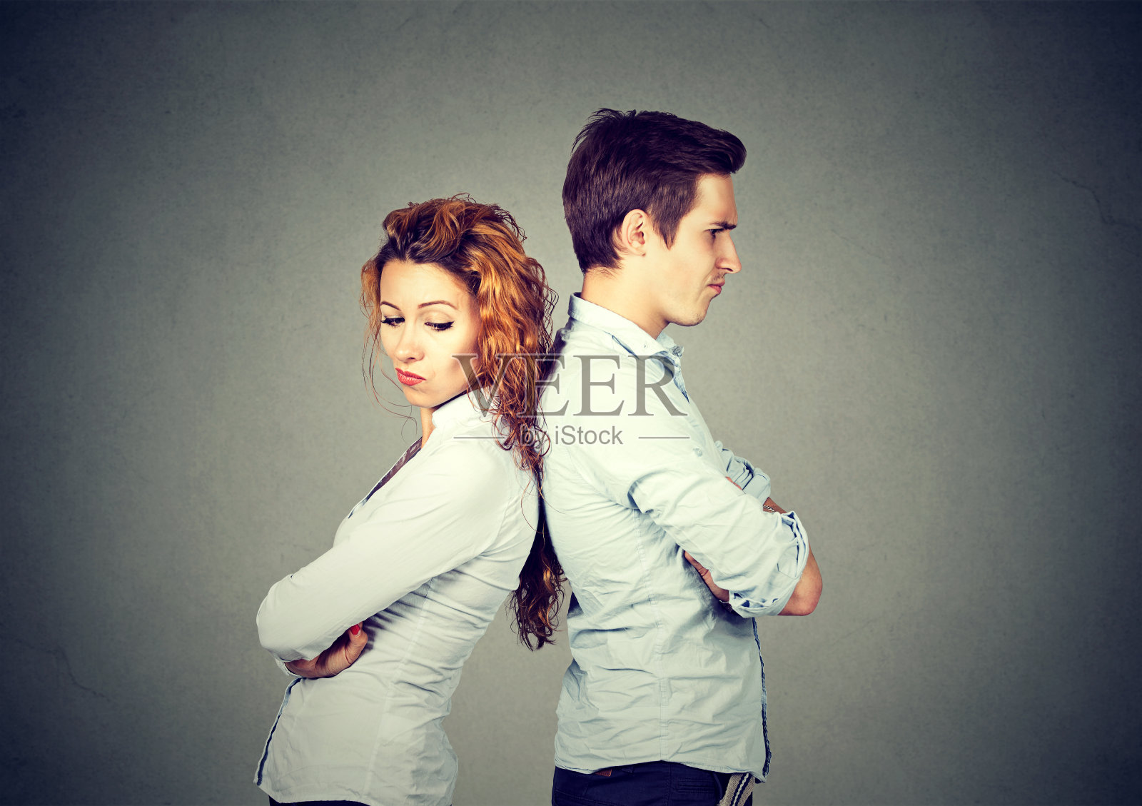 愤怒沮丧的年轻夫妇背靠背站着照片摄影图片