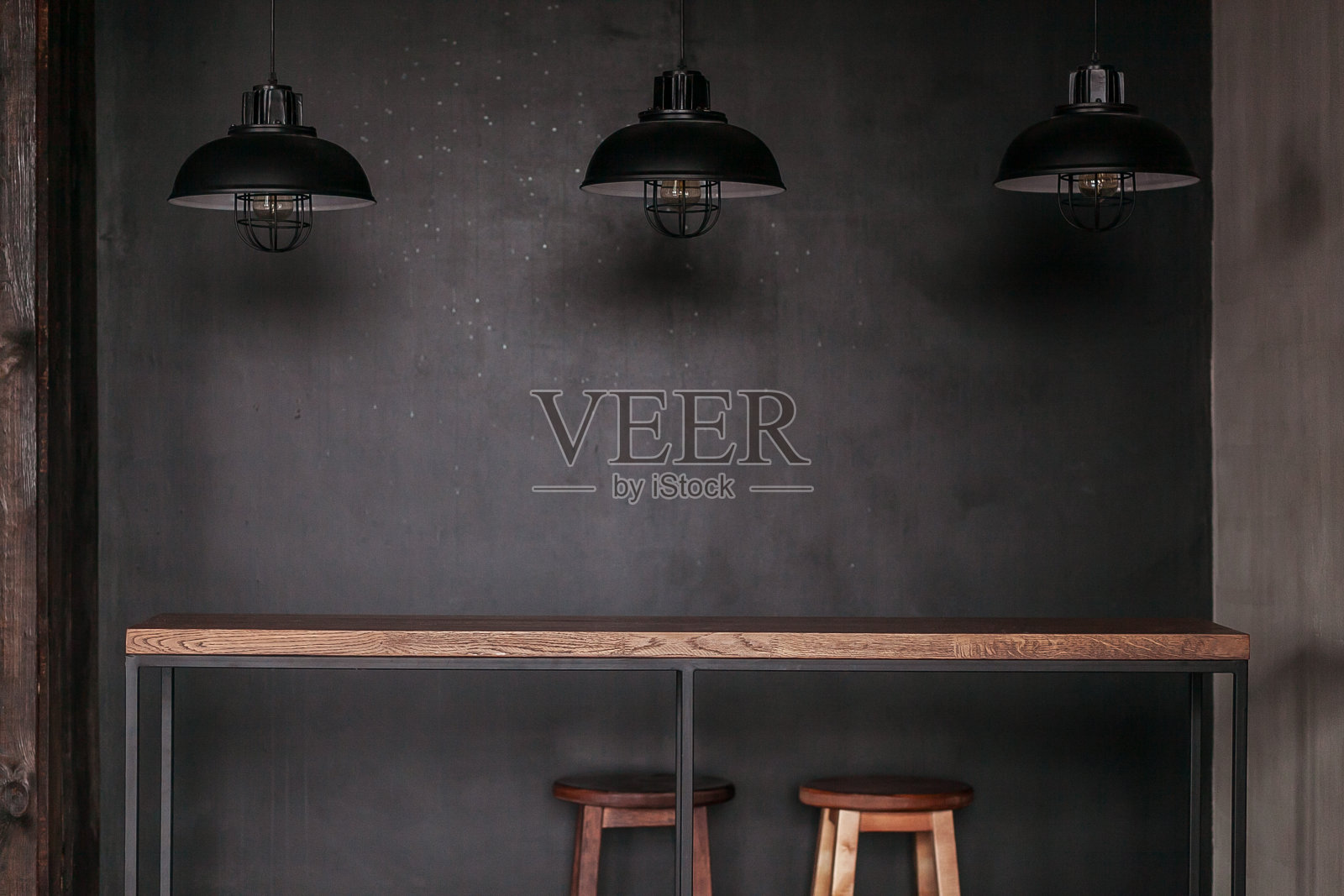 餐桌设置在阁楼风格的餐厅与黑色的灯照片摄影图片