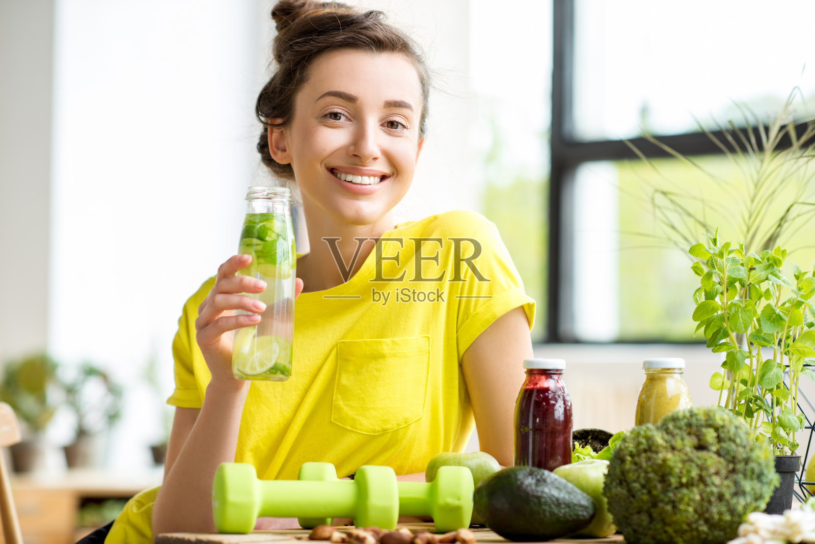 在家吃健康食物的女人照片摄影图片