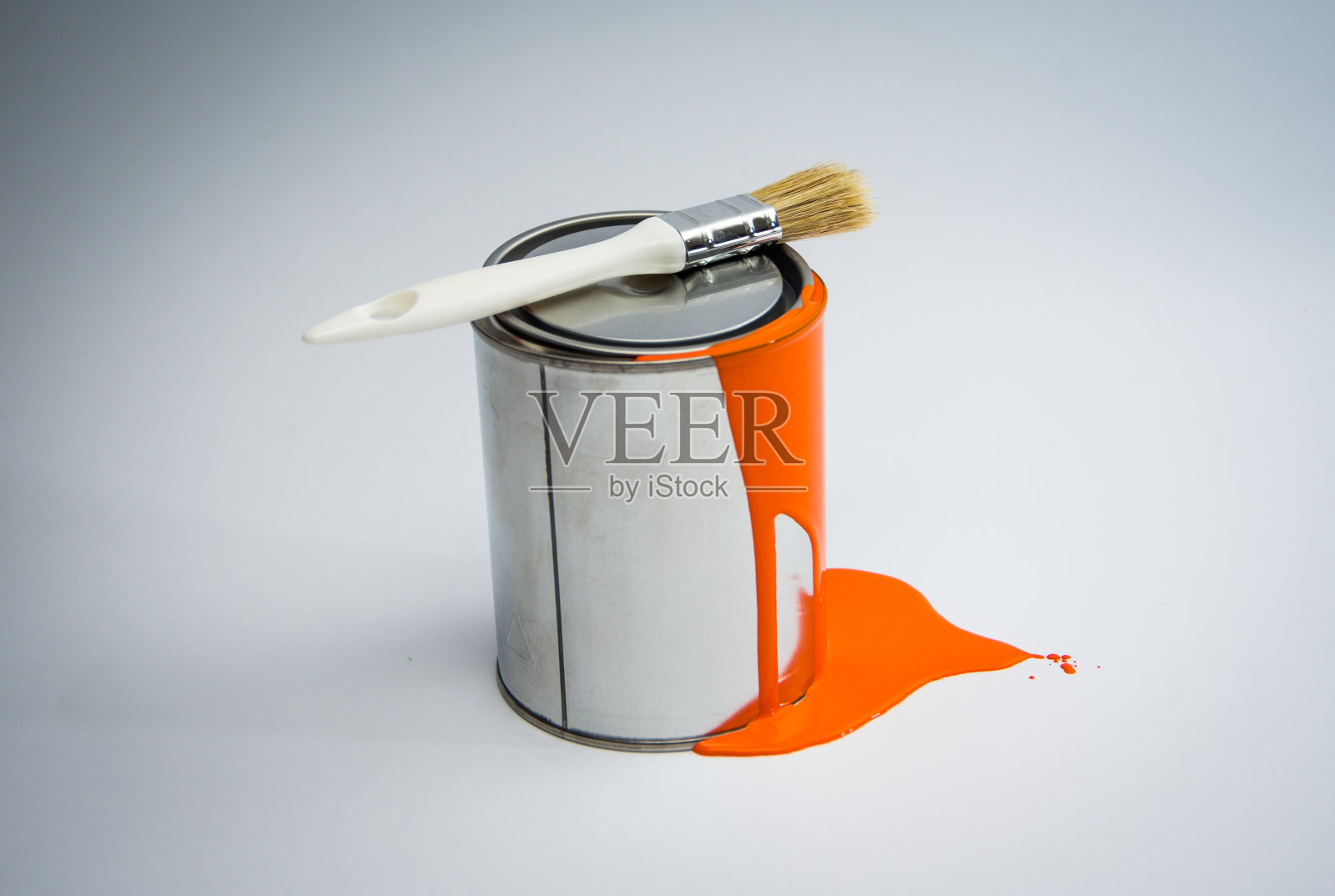 油漆锡罐用油漆刷，橙色照片摄影图片