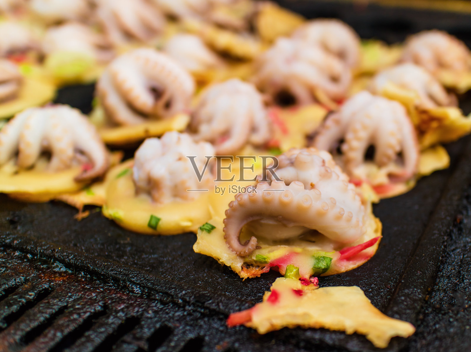 章鱼烧的烹饪过程，烤章鱼在奶油球，最受欢迎的美味小吃日本照片摄影图片