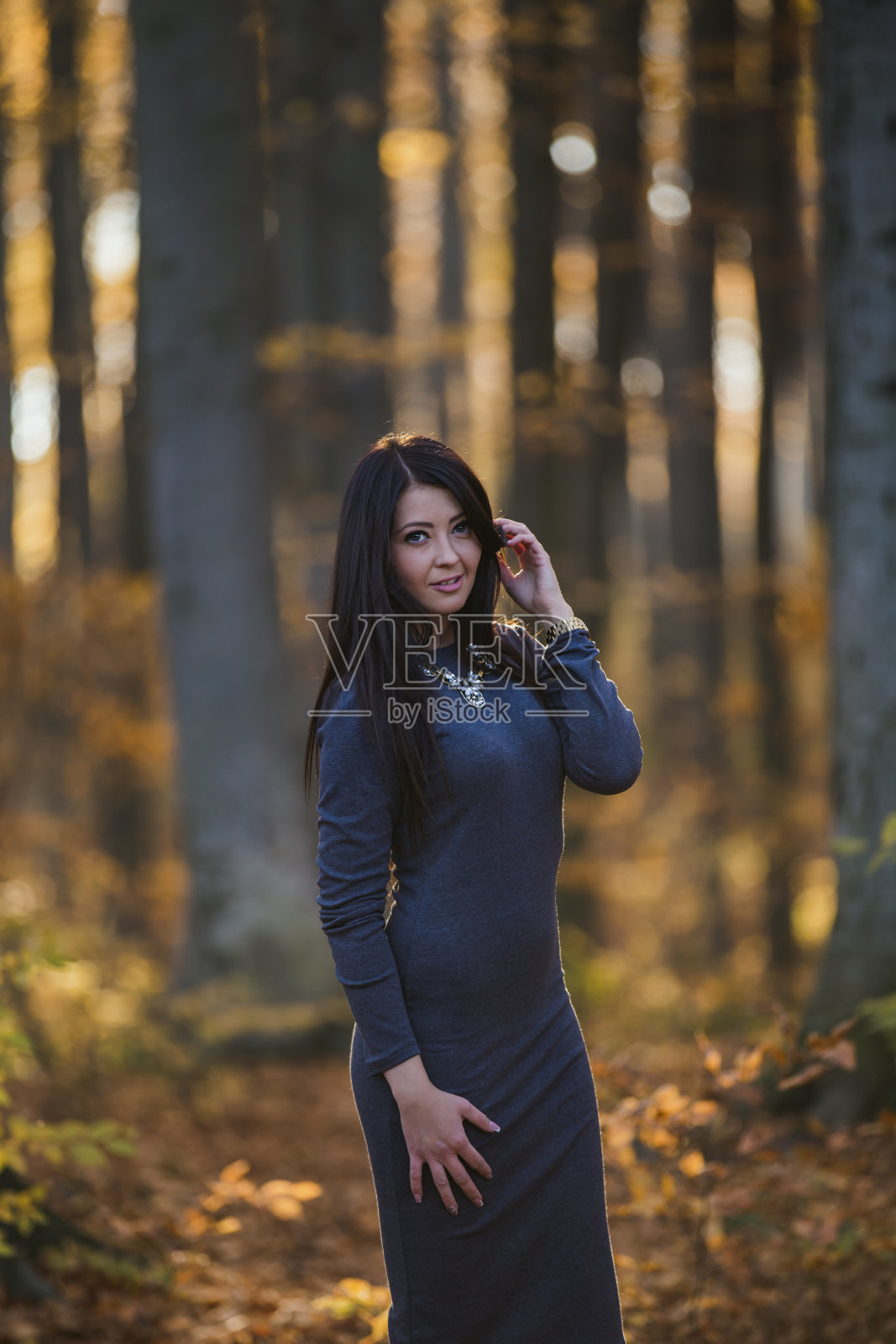 秋天森林里的女孩照片摄影图片