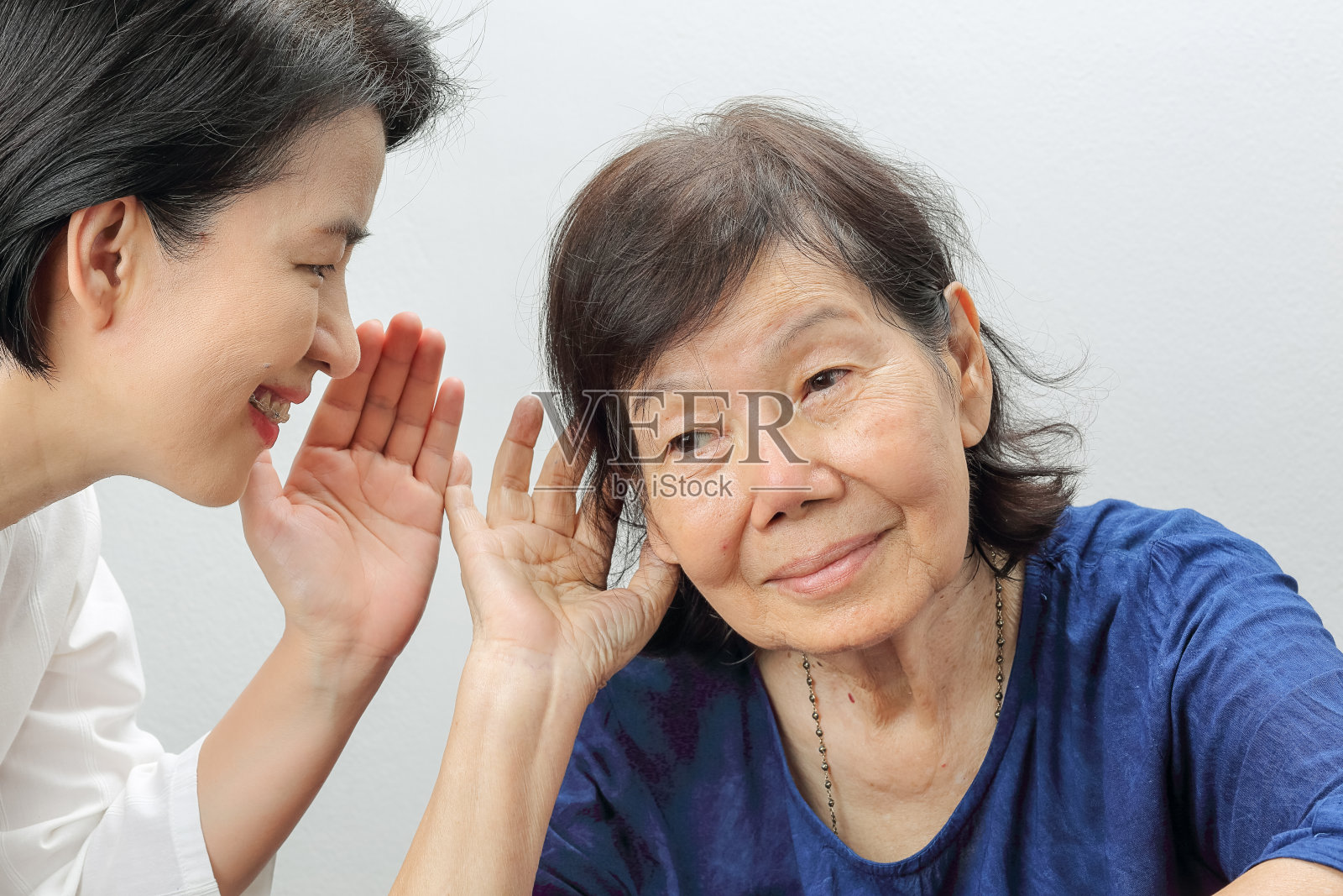 亚洲老年妇女听力丧失，重听照片摄影图片