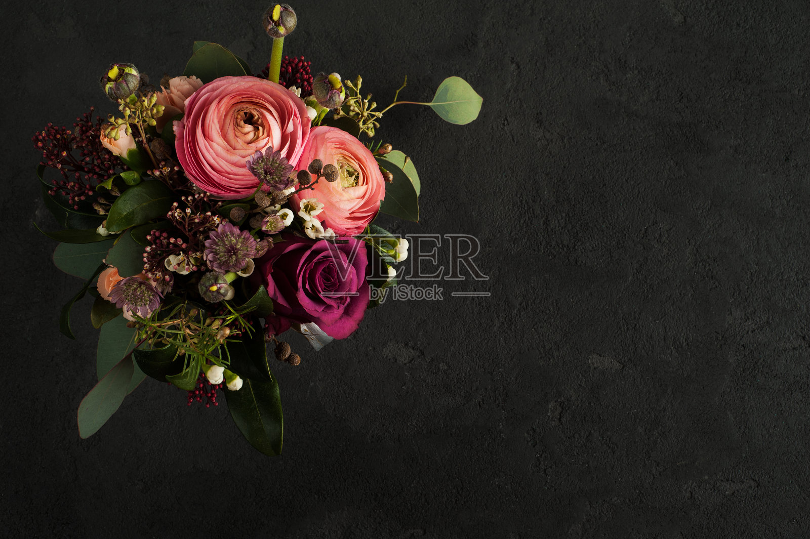 玫瑰和毛茛的插花照片摄影图片