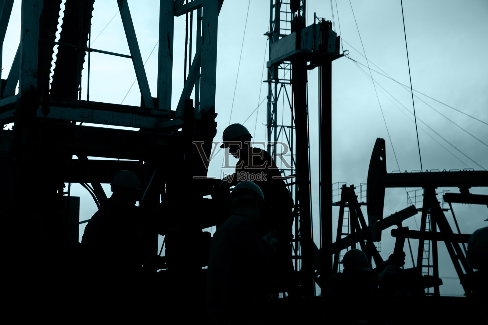 油田，石油工人正在工作照片摄影图片