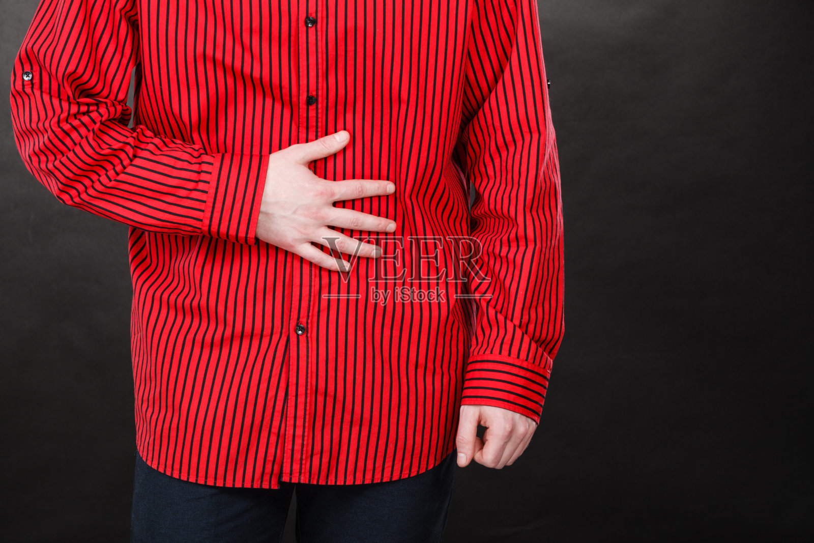穿红衬衫的男人胃痛照片摄影图片