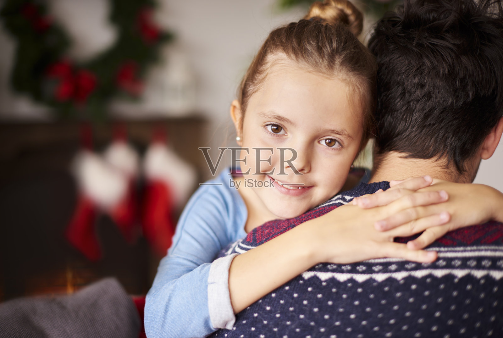 小女孩拥抱她的父亲照片摄影图片