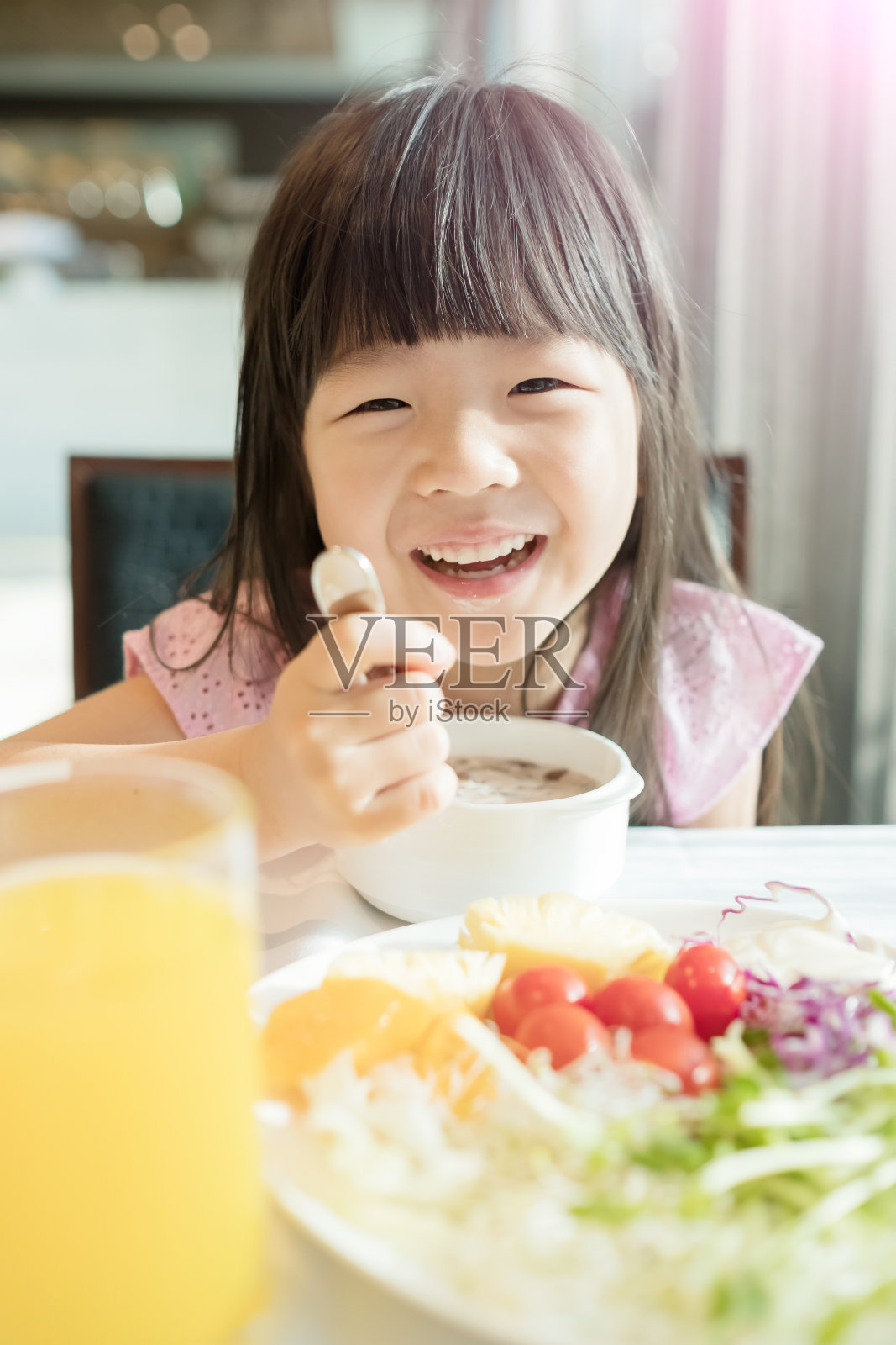 孩子吃早餐素材-孩子吃早餐图片-孩子吃早餐素材图片下载-觅知网