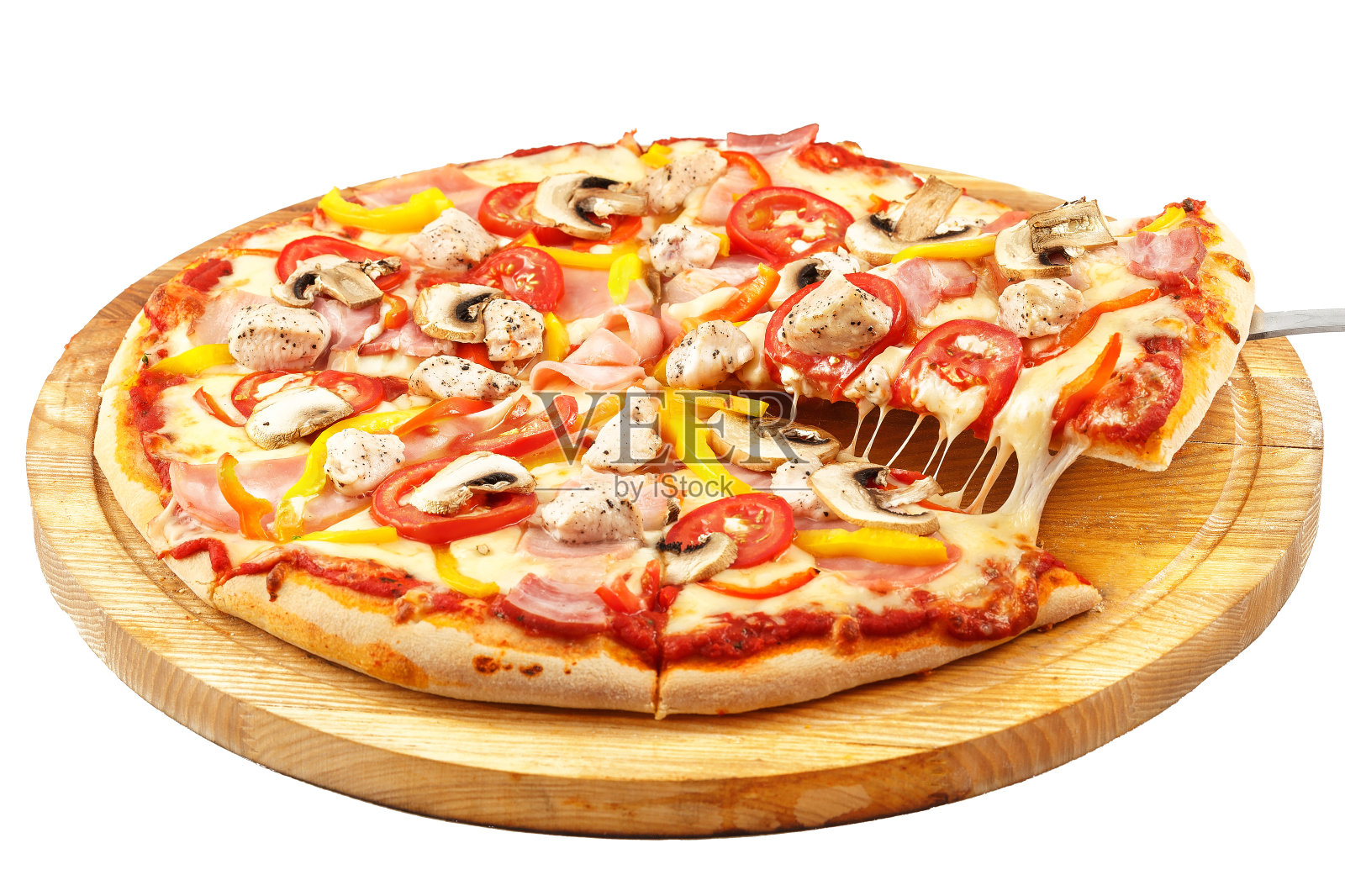 肉披萨，马苏里拉奶酪，火腿，培根，鸡肉，辣椒，番茄，蘑菇照片摄影图片