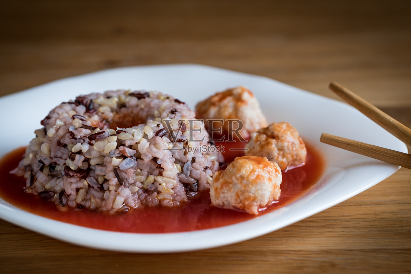 肉丸配意大利调味饭和番茄酱照片摄影图片