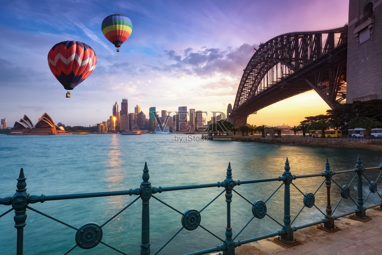 晚上，澳大利亚悉尼，悉尼湾上空的热气球照片摄影图片