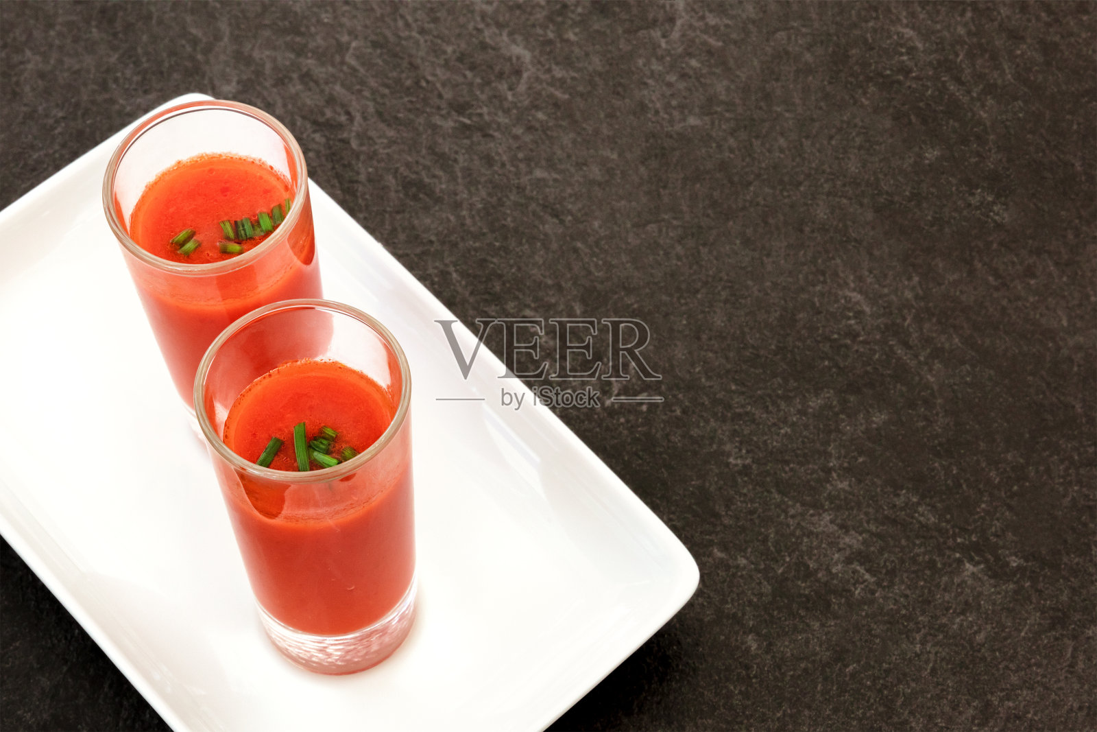 西班牙凉菜汤被用作现代酒吧的餐前小吃照片摄影图片