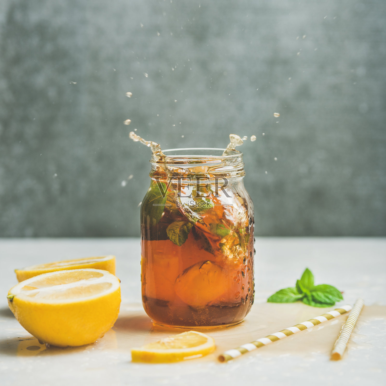 夏季冰茶，柠檬和香草，方形作物照片摄影图片